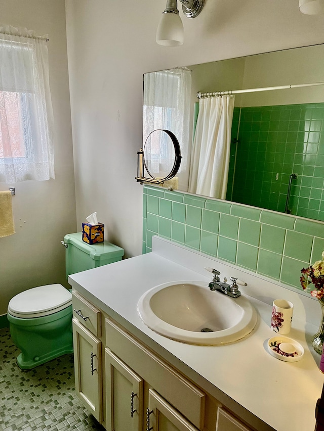 full bathroom with vanity, backsplash, curtained shower, and toilet