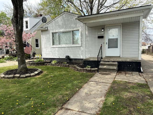 22613 Raven Ave, Eastpointe, MI 48021 - bungalow-style house featuring a front yard