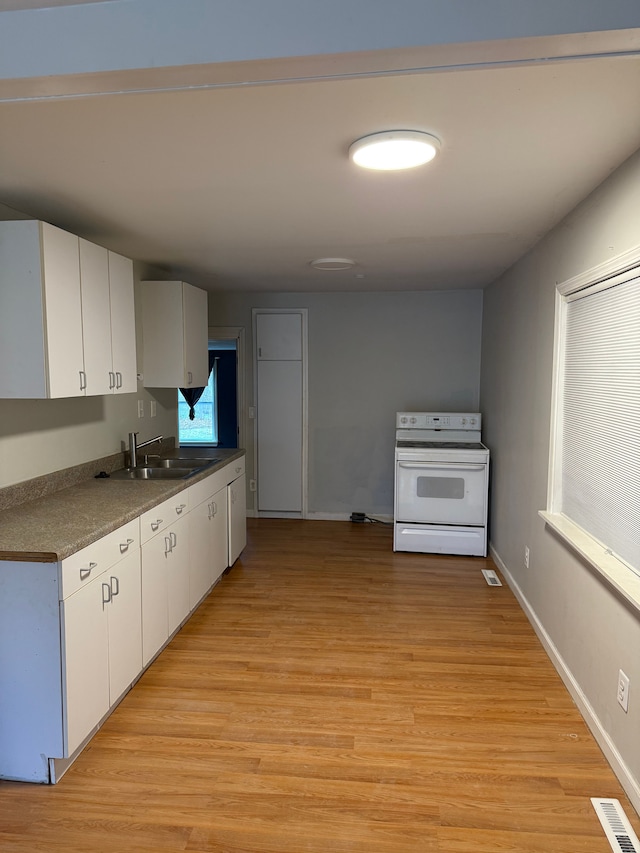 2976 Giddings Blvd, Highland, MI 48356 - kitchen featuring light wood finished floors, a sink, visible vents, white electric stove, and dark countertops