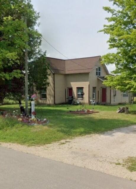 bungalow-style house featuring a front lawn