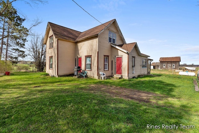 view of side of property featuring a lawn