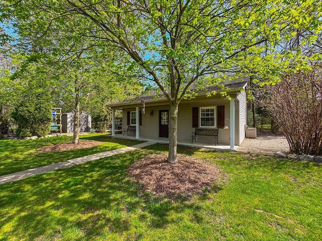view of front of property featuring an outdoor structure, a porch, and a front lawn