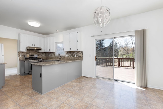 30701 Sandalwood Cir, Novi, MI 48377 - kitchen with tasteful backsplash, a sink, under cabinet range hood, and gas stove