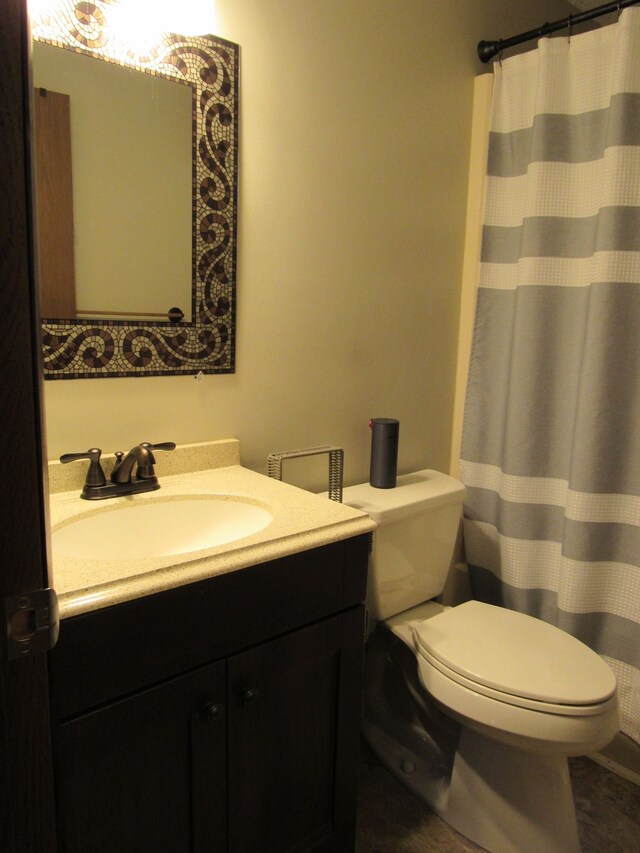 117 Vista Ct, Roscommon, MI 48653 - full bathroom featuring toilet, a shower with shower curtain, and vanity