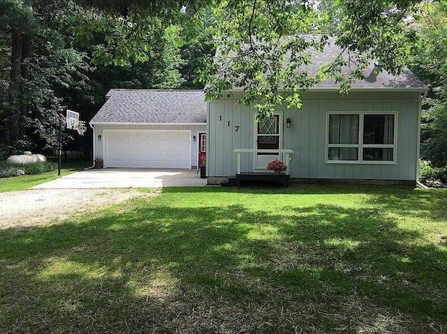 117 Vista Ct, Roscommon, MI 48653 - single story home featuring an attached garage, a front lawn, board and batten siding, and concrete driveway