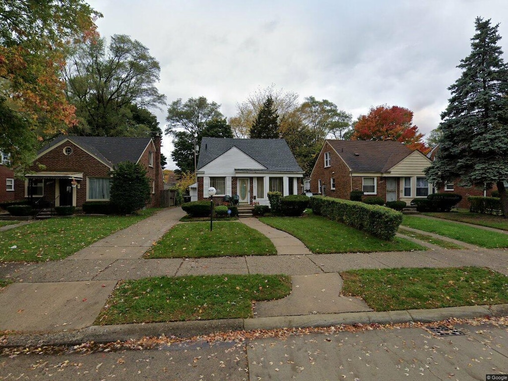 view of front of house with a porch and a front yard