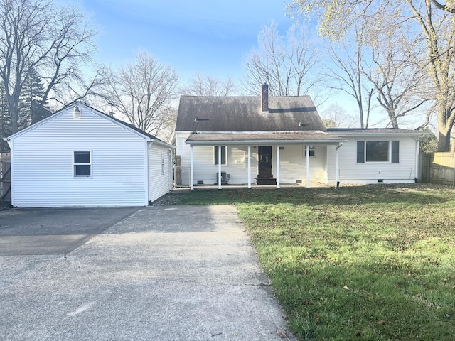 view of front of property featuring a chimney, fence, a porch, and a front yard