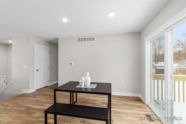 dining area with recessed lighting, visible vents, baseboards, and light wood-type flooring