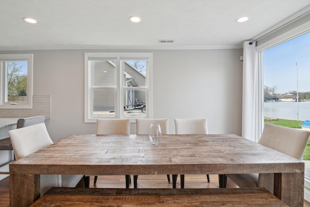 dining space featuring crown molding, recessed lighting, and visible vents