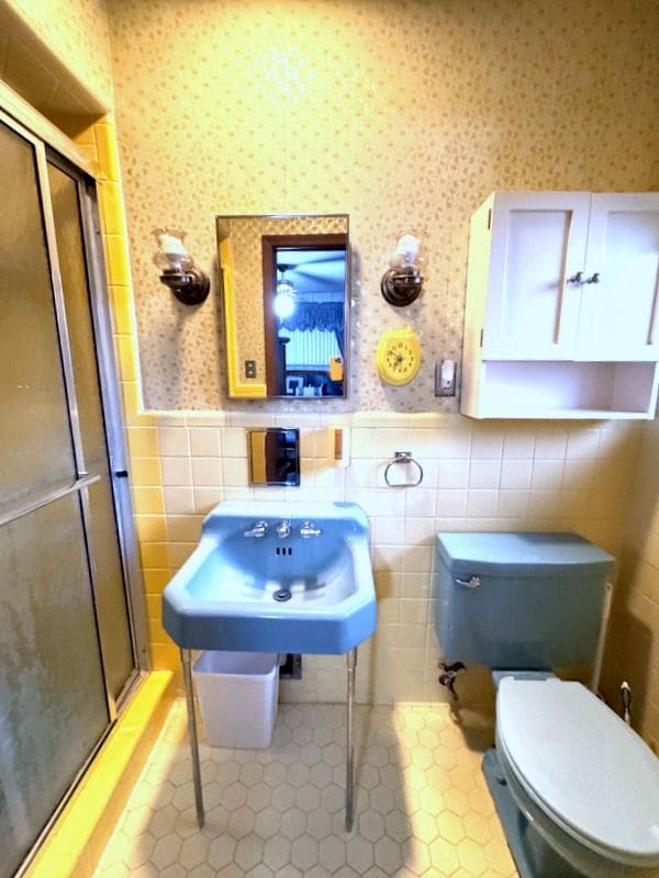 18337 Greenwald Dr, Southfield, MI 48075 - full bath featuring toilet, tile walls, tiled shower, tile patterned floors, and a wainscoted wall