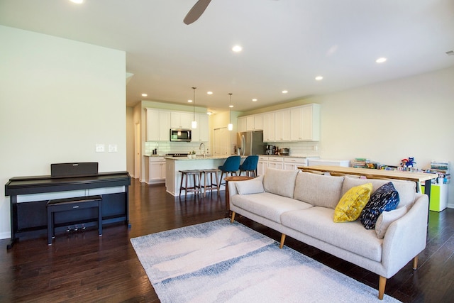 living room with recessed lighting, a ceiling fan, dark wood-style flooring, and visible vents