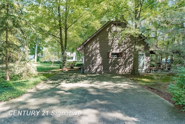 33 Ferro St, Sanford, MI 48657 - view of side of home