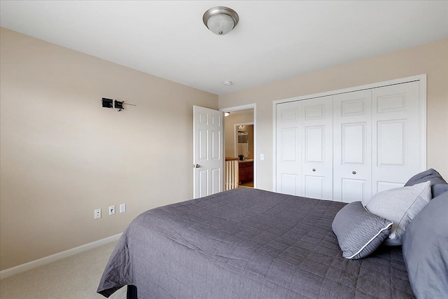 bedroom featuring baseboards, carpet, and a closet