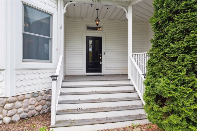 property entrance featuring a porch