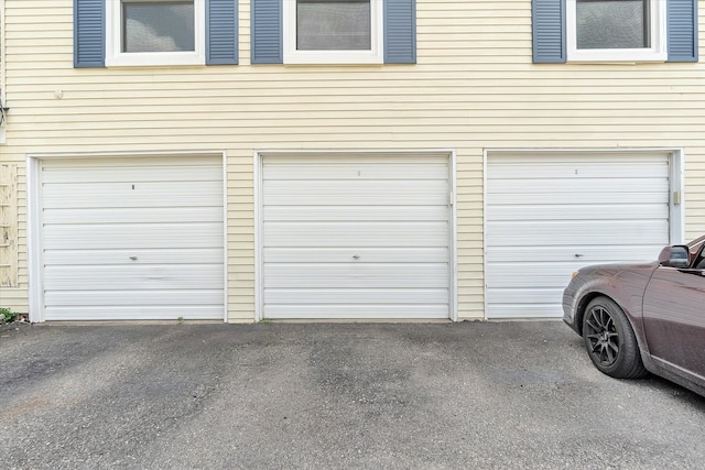 2993 Maplewood, Lake Orion, MI 48360 - view of garage