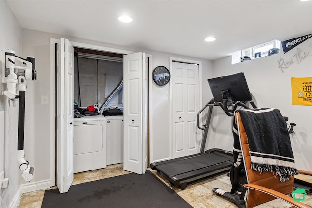workout room featuring baseboards, recessed lighting, and independent washer and dryer