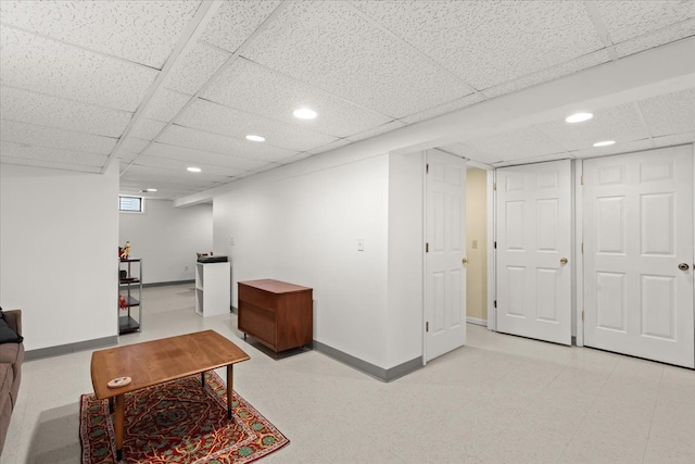514 Mill Pond Dr, Fenton, MI 48430 - living room featuring baseboards, recessed lighting, and a drop ceiling