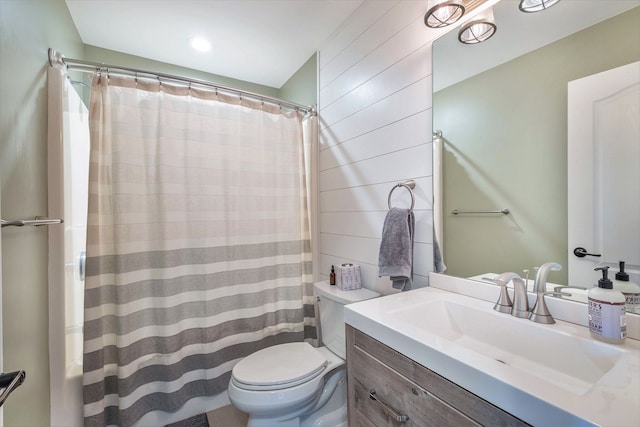 full bath with toilet, a shower with shower curtain, and vanity