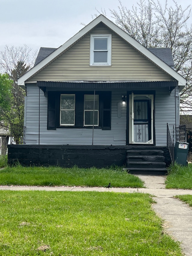 17421 Oakland St, Highland Park, MI 48203 - bungalow-style house with a front lawn and covered porch