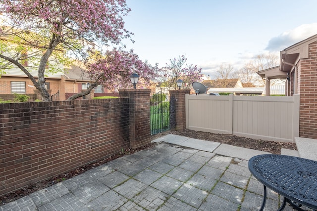 31198 Country Way Unit 27, Farmington Hills, MI 48331 - view of patio / terrace featuring a gate and fence
