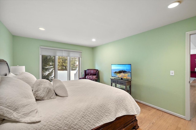 bedroom featuring light wood-style floors, baseboards, and recessed lighting