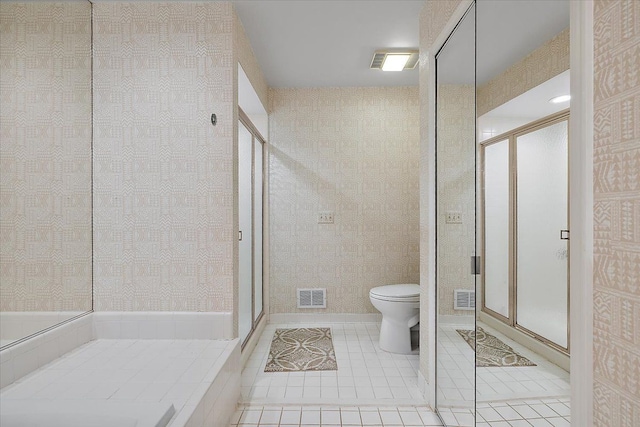 bathroom featuring visible vents, a stall shower, and toilet