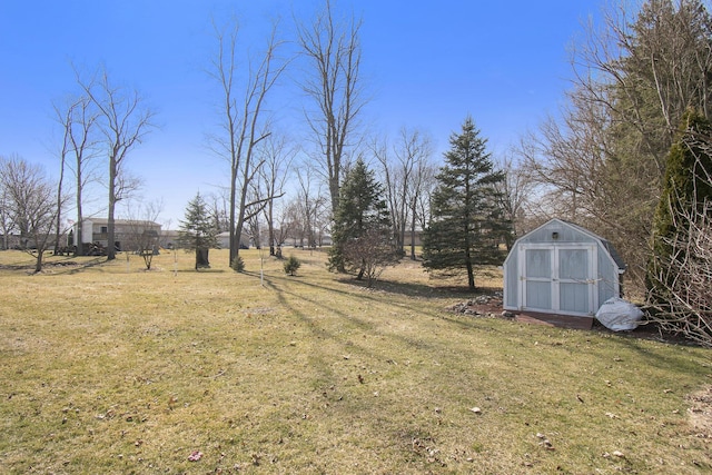 view of yard with an outdoor structure and a storage shed