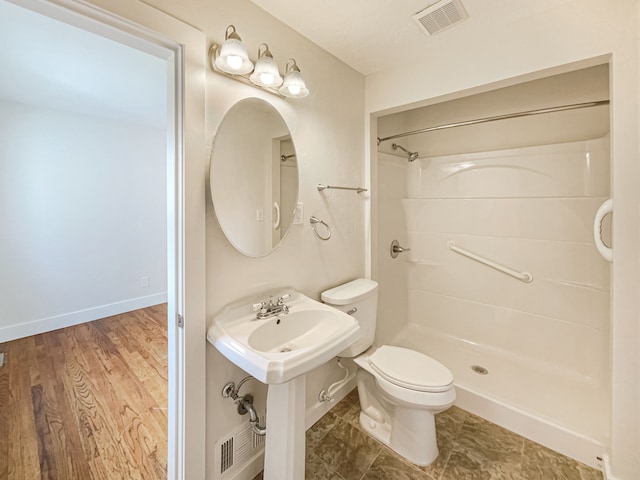 full bath featuring visible vents, baseboards, a shower, and toilet