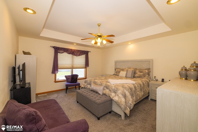 7077 Crosswinds Dr, Swartz Creek, MI 48473 - bedroom featuring a raised ceiling, a ceiling fan, carpet flooring, and baseboards