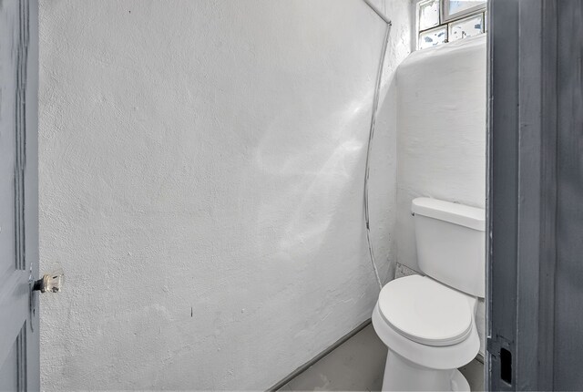 8790 E Outer Dr, Detroit, MI 48213 - bathroom featuring toilet