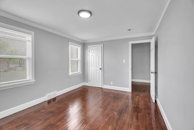 8790 E Outer Dr, Detroit, MI 48213 - empty room with crown molding, visible vents, wood finished floors, and baseboards