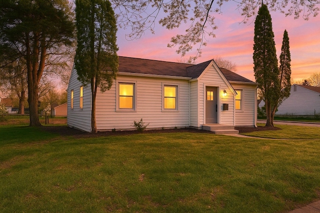 view of front facade featuring a lawn
