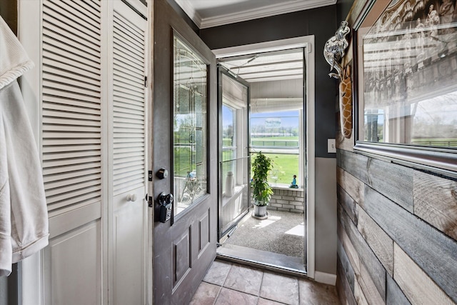 entryway featuring crown molding