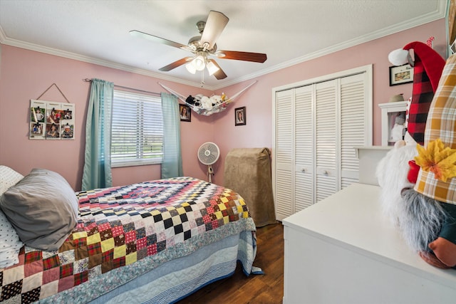 bedroom featuring dark wood-style flooring, ceiling fan, ornamental molding, and a closet