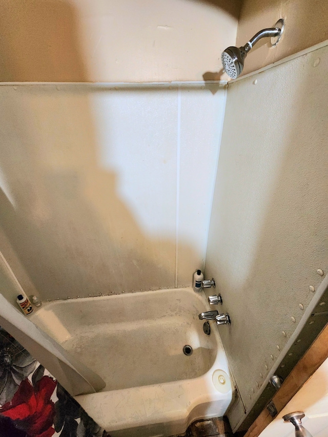 full bath featuring tub / shower combination