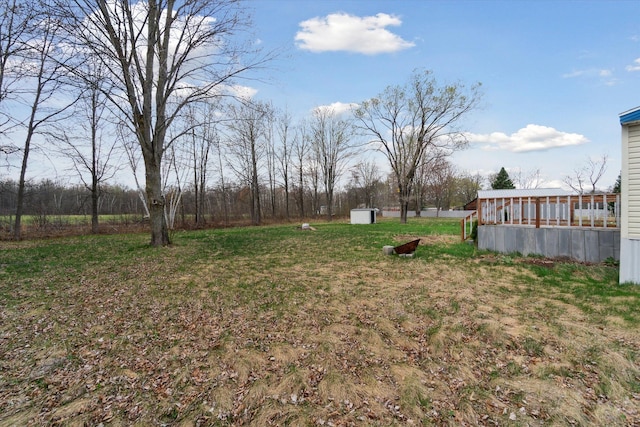 view of yard featuring an outdoor structure