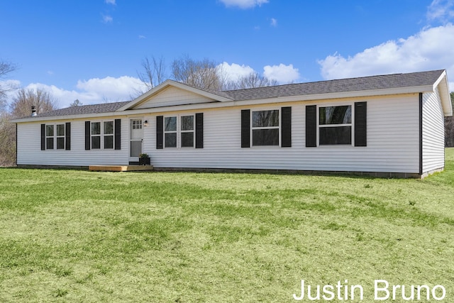 ranch-style home featuring a front lawn