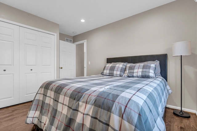 bedroom with visible vents, wood finished floors, a closet, and recessed lighting