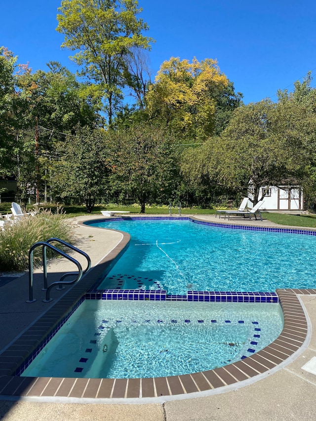 view of swimming pool featuring a pool with connected hot tub