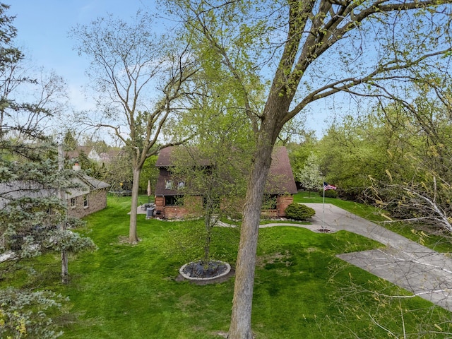 view of front facade with a front lawn