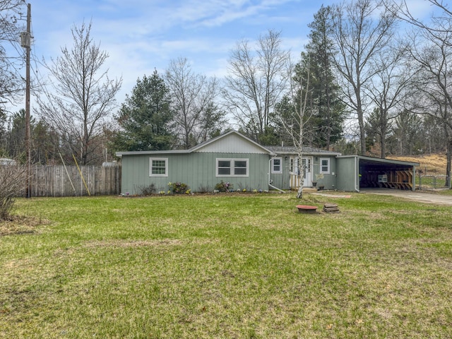 view of front of property featuring fence, driveway, a carport, and a front lawn