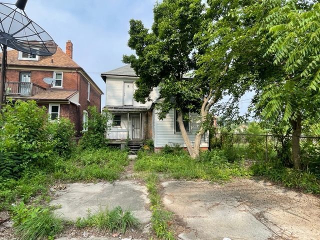 3015 Van Dyke St, Detroit, MI 48214 - rear view of house featuring fence