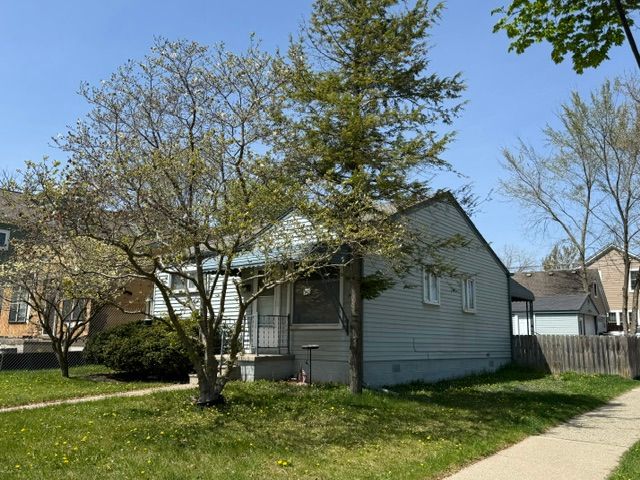 view of front of home with crawl space, fence, and a front yard