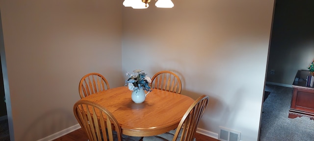 dining area featuring baseboards, visible vents, and a notable chandelier