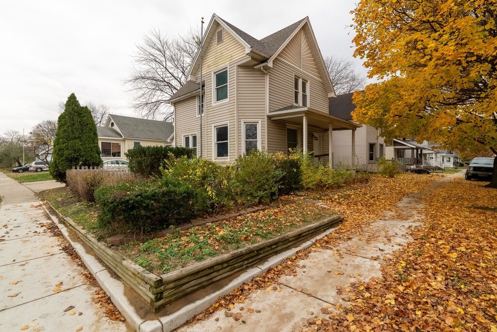 2104 10th St, Port Huron, MI 48060 - view of side of home