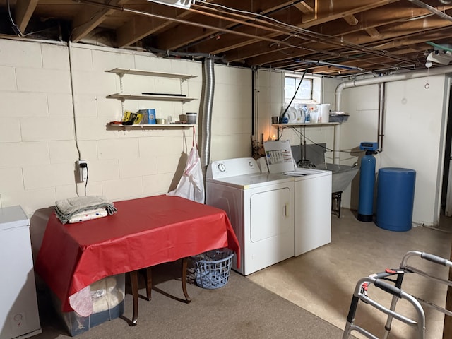 5346 E H Ave, Kalamazoo, MI 49048 - laundry area with washer and clothes dryer and laundry area