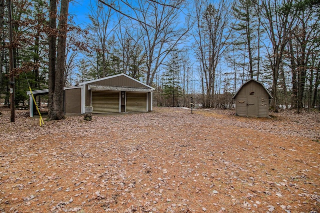 view of yard with an outdoor structure and a detached garage
