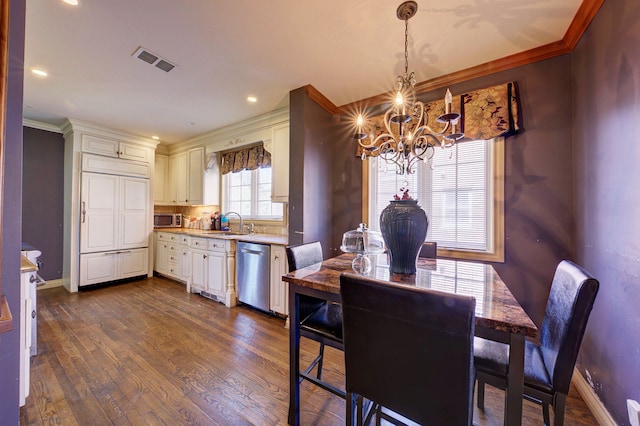 dining space with crown molding, baseboards, visible vents, and a notable chandelier