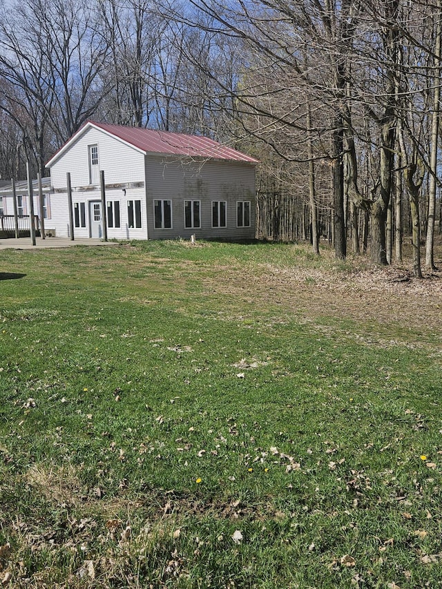 view of front facade featuring a front yard