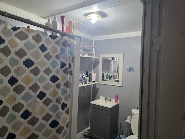 full bath featuring tile walls, toilet, a shower with curtain, and vanity